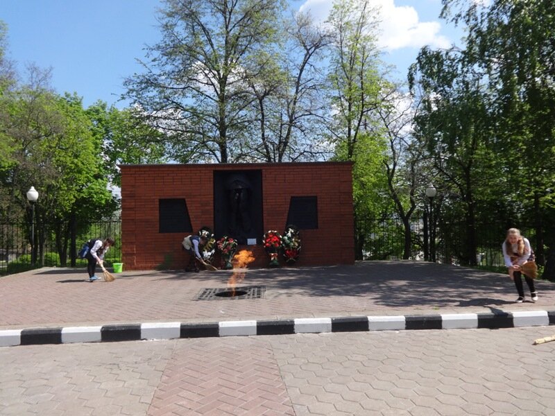 Уборка памятника Скорбящая мать