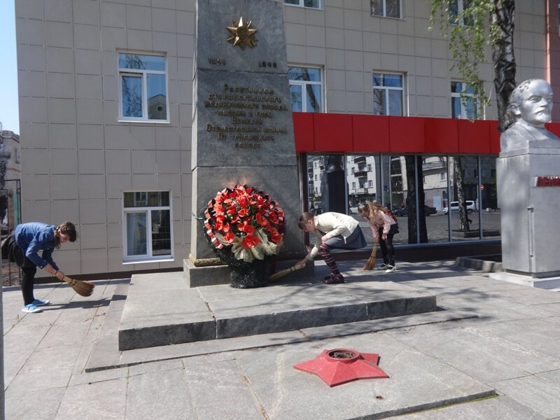 Уборка памятника районе Мех заода